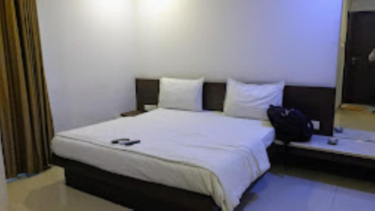 Hotel Sai Saya,Насик Экстерьер фото