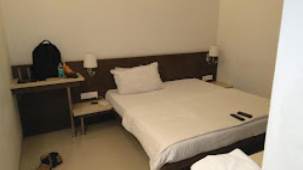 Hotel Sai Saya,Насик Экстерьер фото