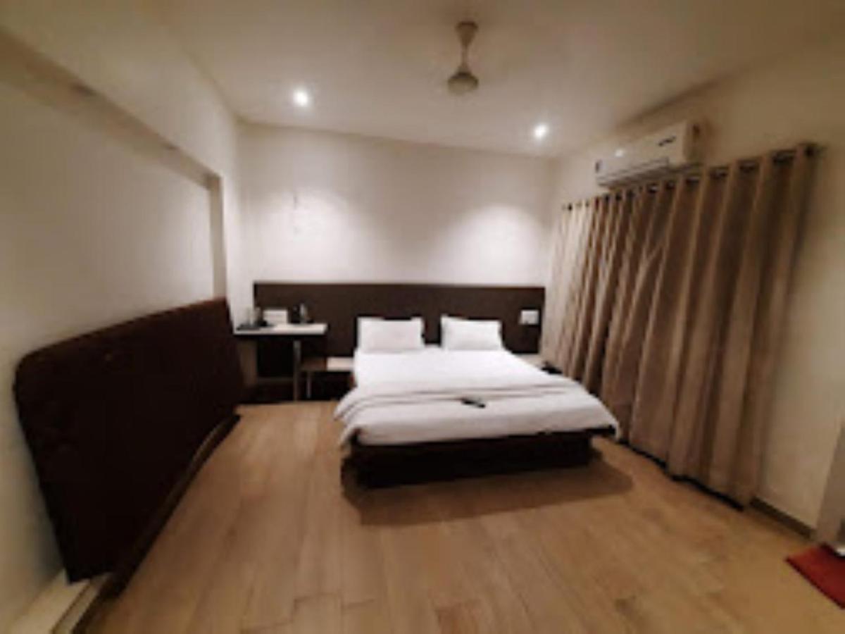Hotel Sai Saya,Насик Экстерьер фото